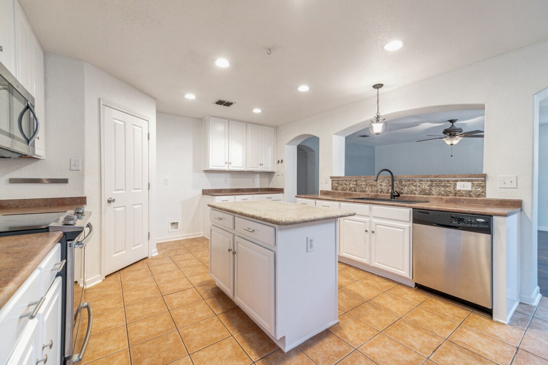 Building Photo - 10811 Marot Fld