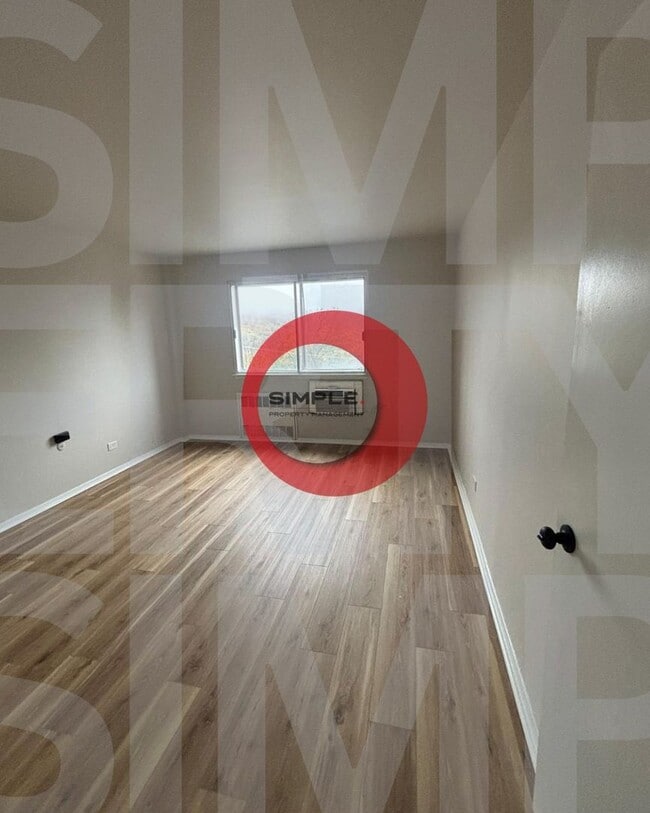 Building Photo - Great Location