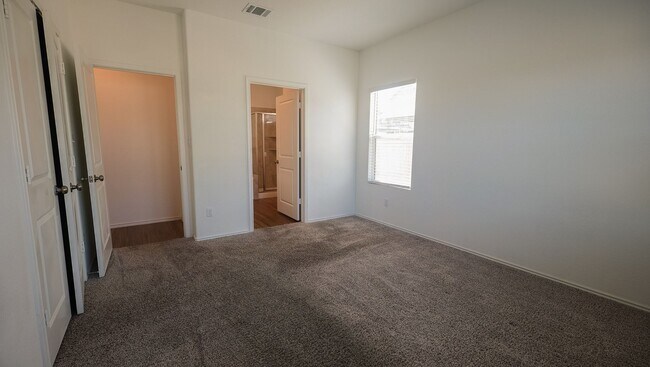 Building Photo - 2021 4/2.5 house in Devine Lake