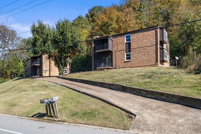 Building Photo - AVAILABLE NOW. 3 BED 1 BATH. IDEAL LOCATION IN BELLVUE. CLOSE TO EVERYTHING WEST NASHVILLE. NEWLY...