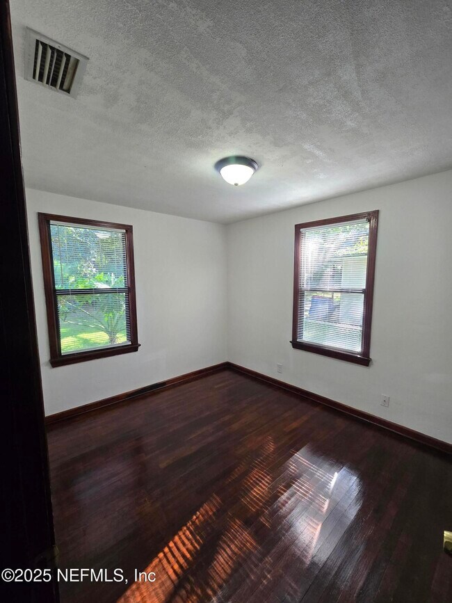 Building Photo - 2456 Ellington Ave