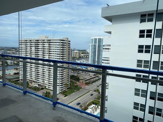 Building Photo - 2030 S Ocean Dr