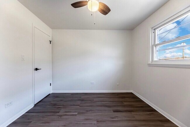 Building Photo - 6419 S Oak Park Ave