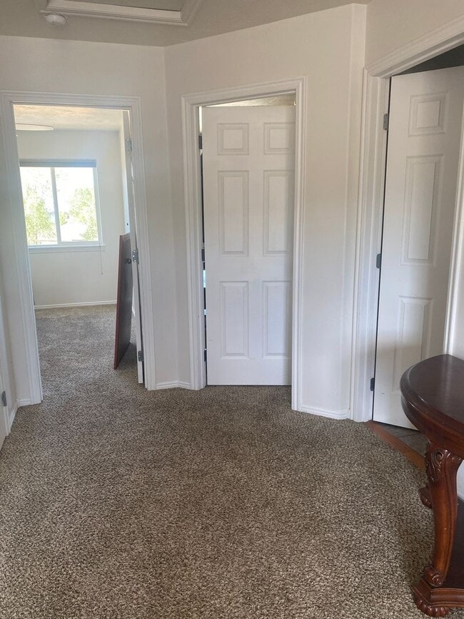 Building Photo - 3 Bedroom Victor Townhouse - Furnished