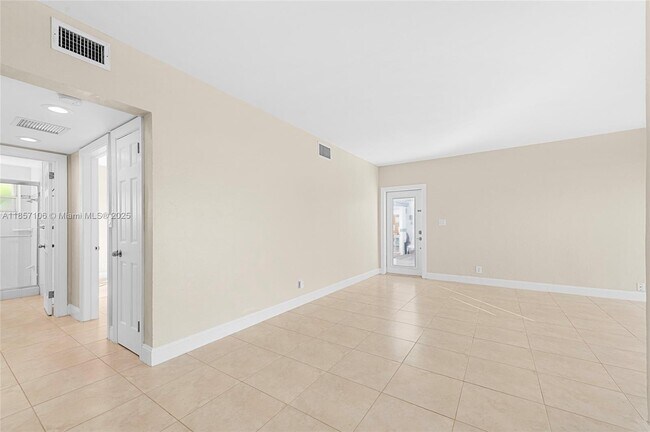 Building Photo - 425 Bayshore Dr