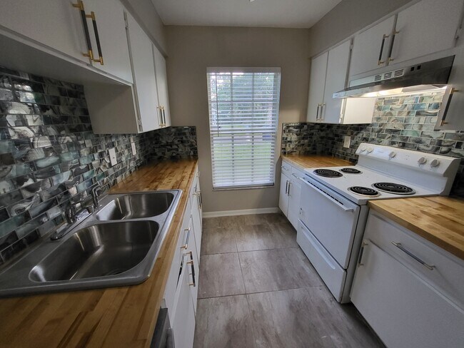 Building Photo - E9th