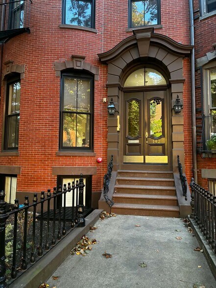 Building Photo - 142 W Concord St