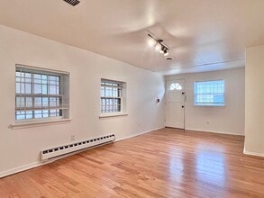 Building Photo - Spacious 1 BR w/ Private Entrance & Renova...