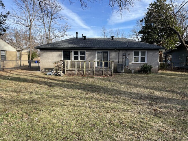 Building Photo - 616 Sherwood Dr