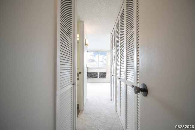 Building Photo - 2 Bd/2 Ba/1 Parking Condo in Banyan Tree Plaza, Honolulu