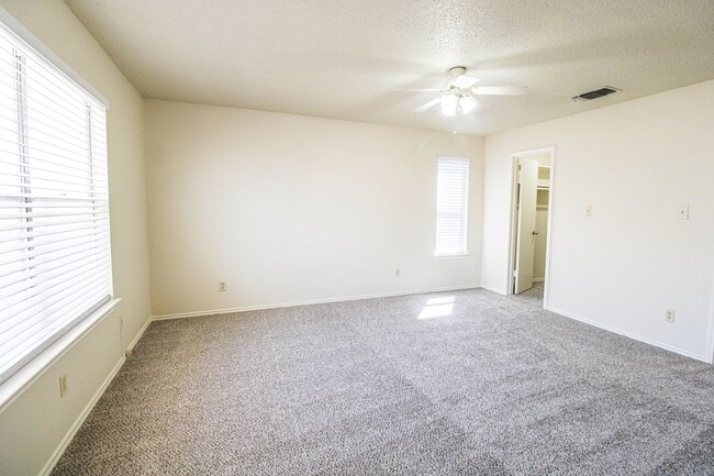 Building Photo - 949 Schertz Pkwy