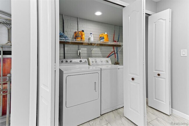 Building Photo - 30575 Hogan Ln