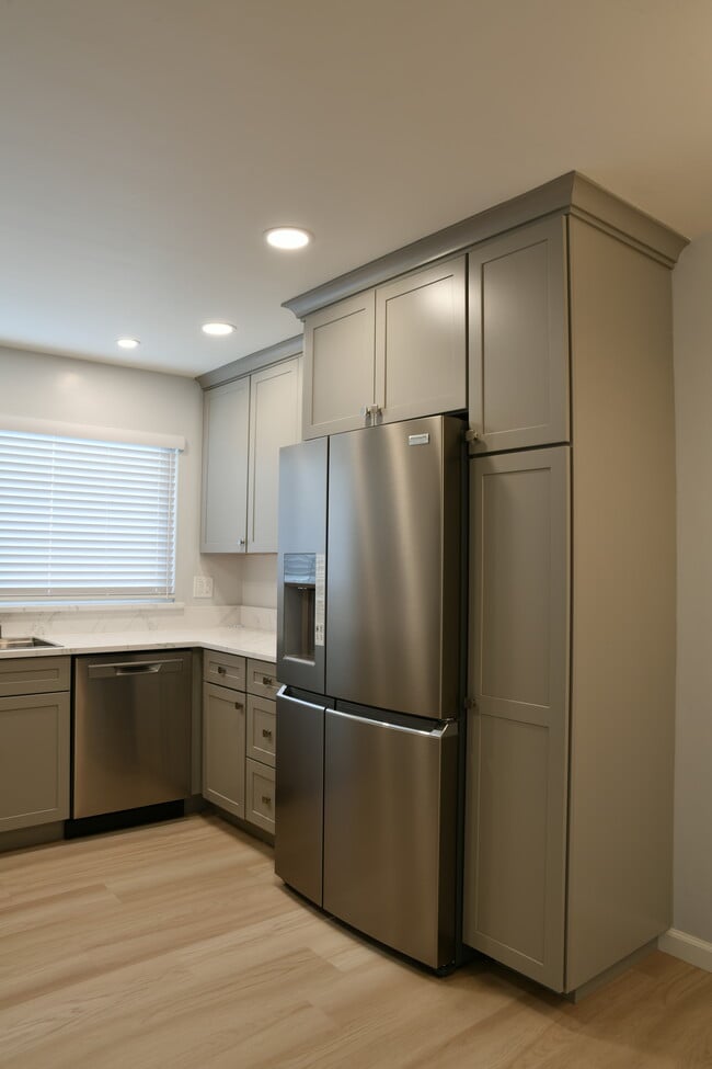 Building Photo - 145 Evergreen Way