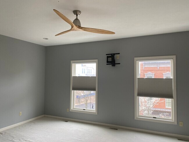 Building Photo - 111 N Walnut St