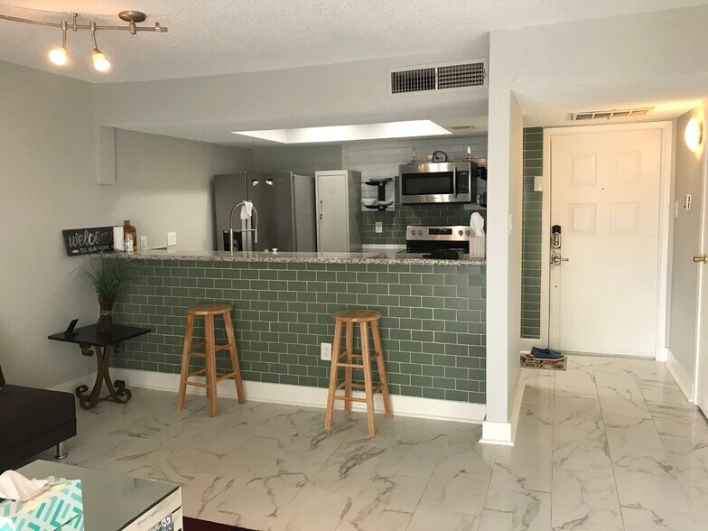 Primary Photo - 2816 S Bartell Dr