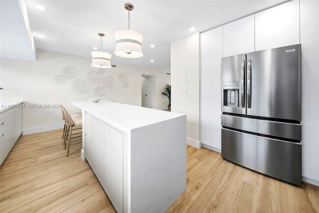 Building Photo - 10001 E Bay Harbor Dr