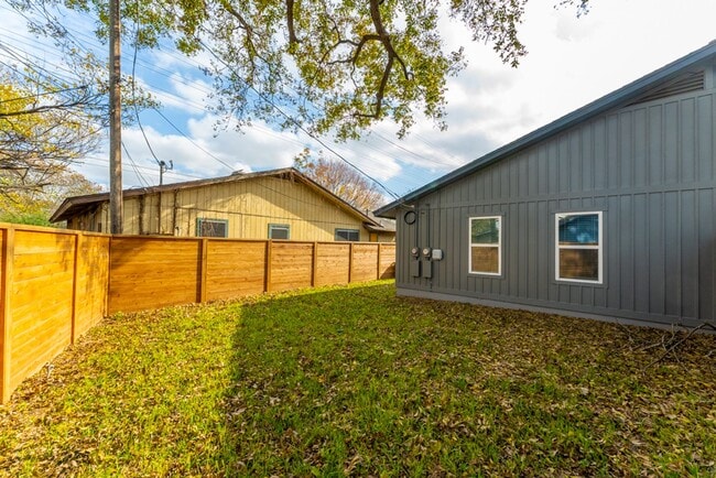 Building Photo - 5702 Tracy Lynn Ln