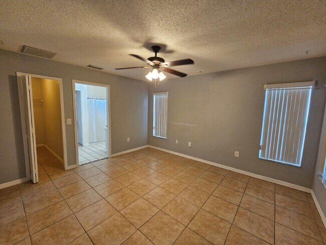 Building Photo - Must See!!!  Large 2 Bed 2 Bath with garag...
