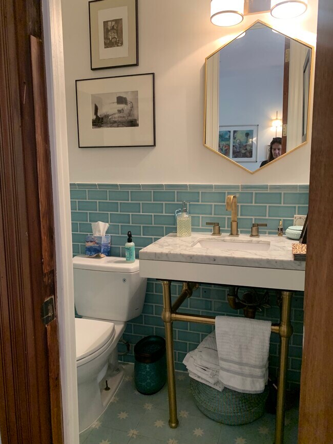 Building Photo - 559 Monroe St