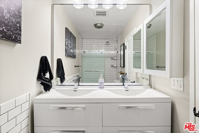 Building Photo - 4275 Vía Arbolada