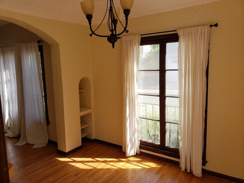 Building Photo - 2137 Vine St