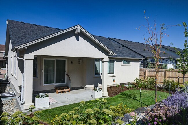 Building Photo - Beautiful "like new" home available for re...