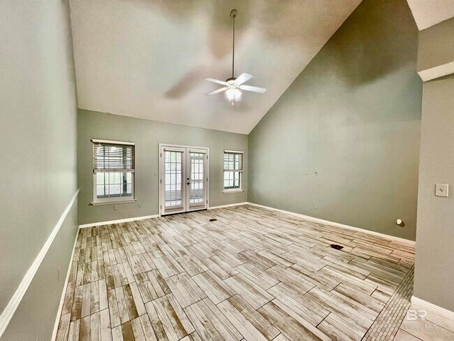 Building Photo - 444 Clubhouse Dr