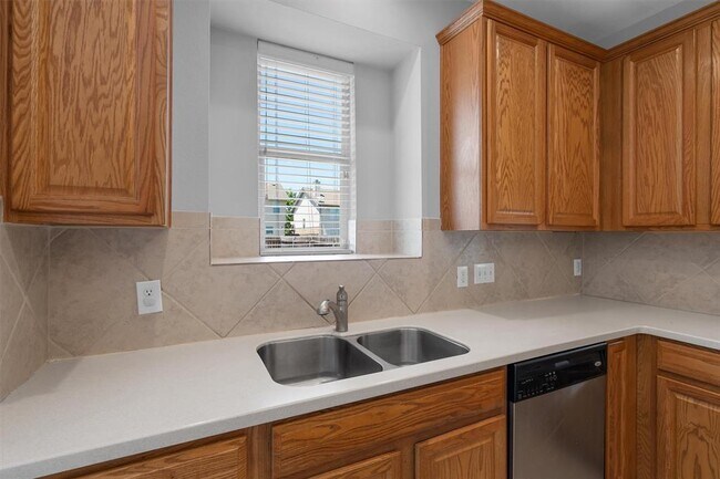 Building Photo - 2820 Mission Tejas Dr