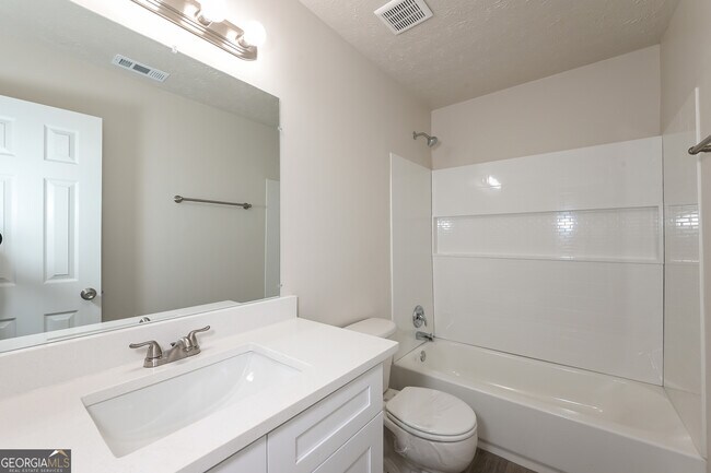Building Photo - 1599 Queen Elizabeth Dr