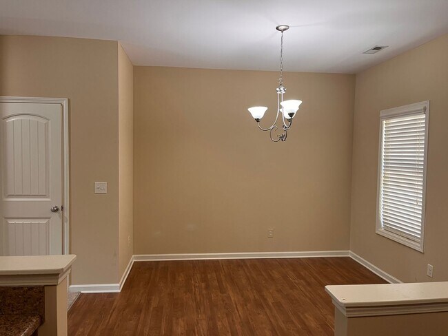 Building Photo - Lovely 3 Bedroom Townhouse in Raleigh!!