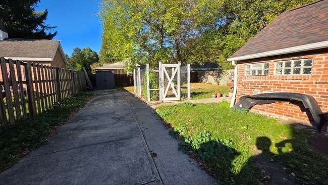 Building Photo - 3 bedroom 1 bathroom Olmstead Falls! EDEN/...
