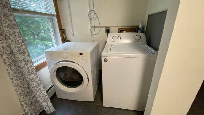 Building Photo - Very Large 4 Bedroom/1 Bath Apartment - He...