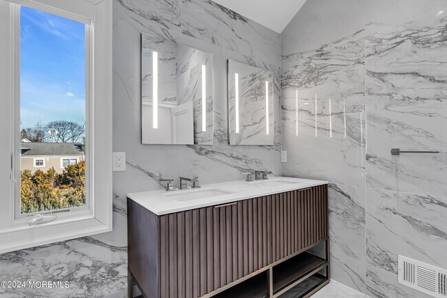 Building Photo - 215 Hollywood Ave