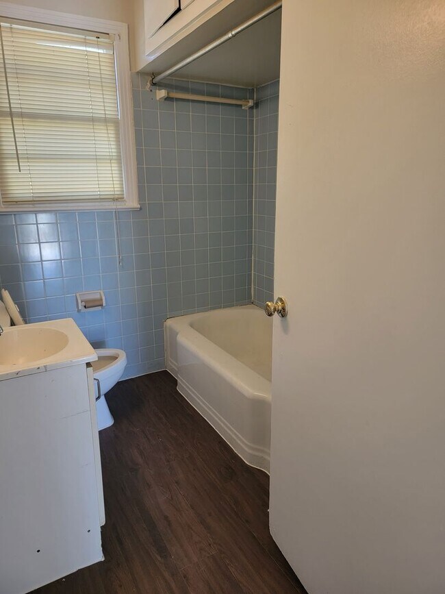 Building Photo - 144-146e