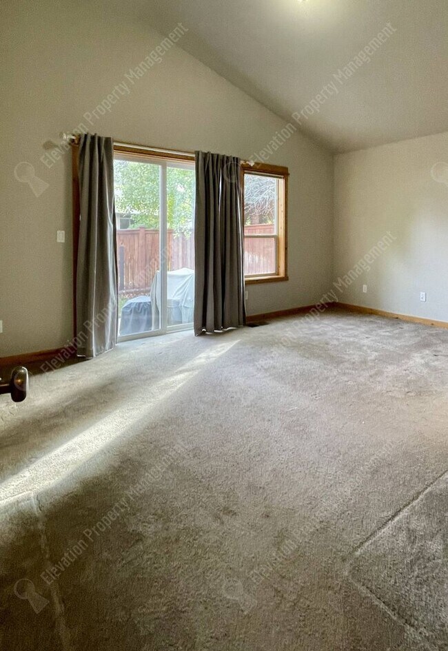 Building Photo - 3-BR mountain-style home in SE Bend