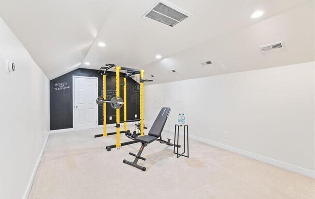 Building Photo - 5 Bedroom, 2.5 Bath Home in St. James Woods  ** Available for showings 3/25/2026 **