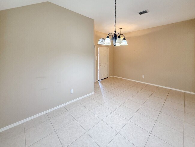 Building Photo - Beautiful, spacious 3B/2B home near the lake