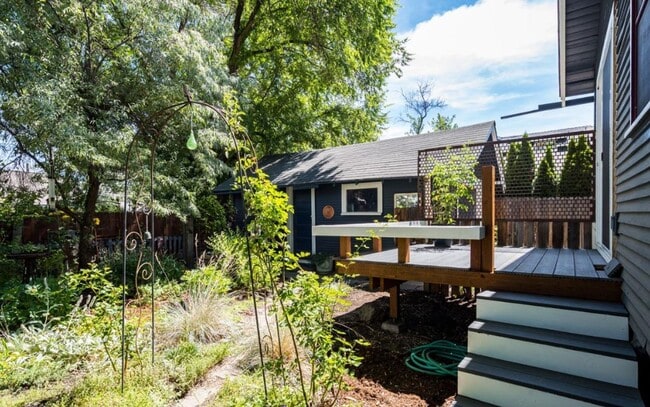 Building Photo - Charming Bungalow In the Heart of Downtown, Furnished 2 Bedroom/1 Bath.