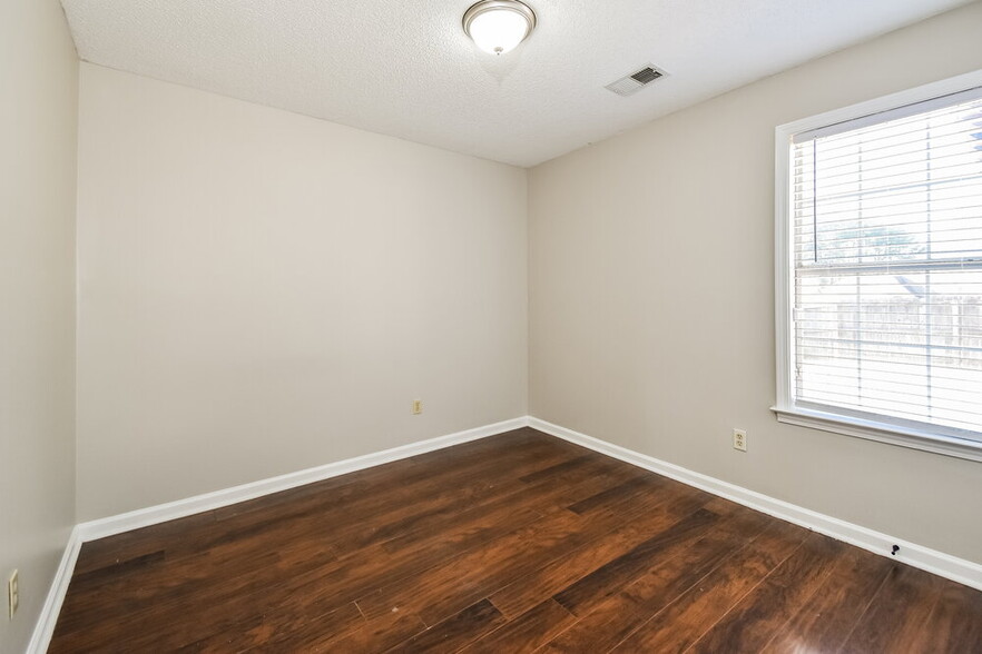 Building Photo - 9355 Lacee Ln