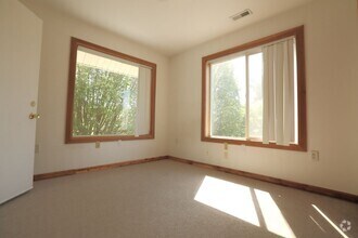 Building Photo - Spacious upper 3-bedroom unit with 2 full ...