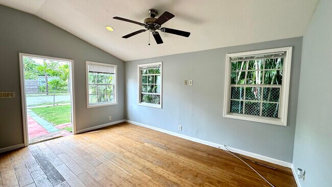 Building Photo - 439 46th St