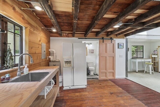 Building Photo - Beautiful Historic 4BR/3BA Gem | Hillsboro...