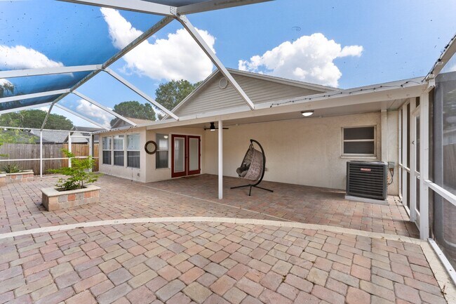 Building Photo - Absolutely stunning executive (LARGE) 3 BR / 2 BA / 2 Car Garage home in the highly sought after ...