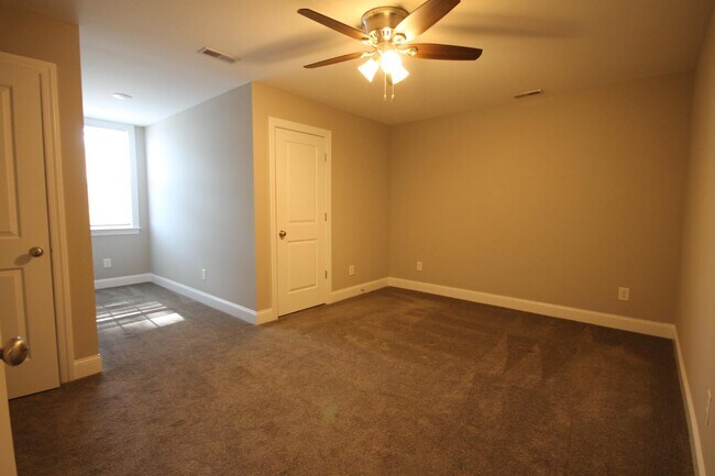 Building Photo - 704 Cobblestone Dr
