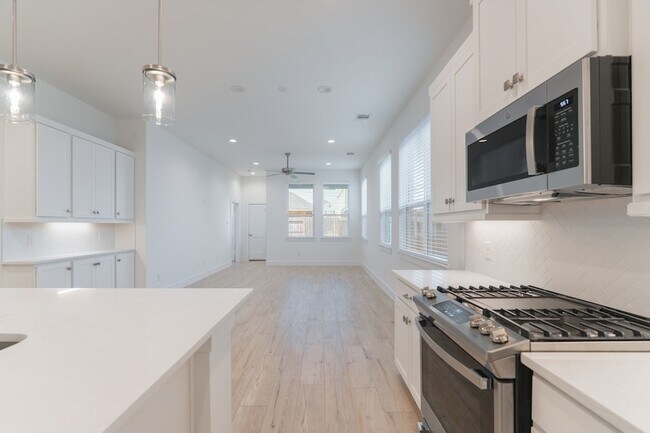 Building Photo - 10747 Pine Pink