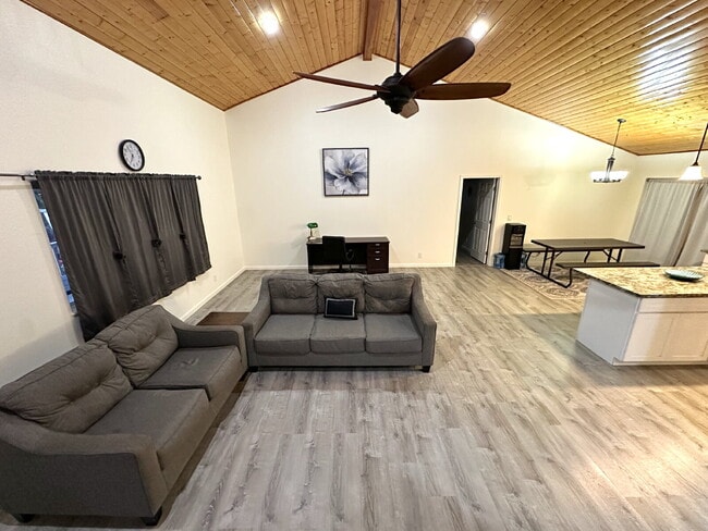 Building Photo - Available Now!  Spacious 3bd/2ba Home in HPP
