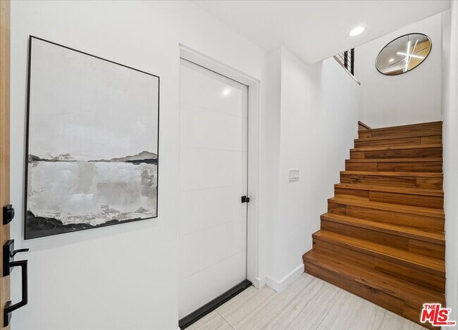 Building Photo - 1327 N Fuller Ave