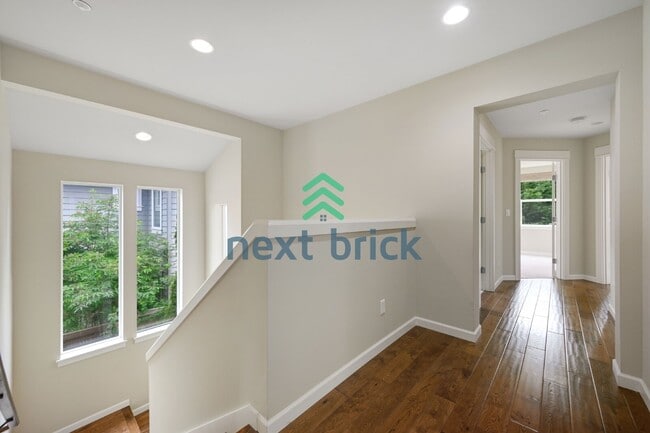 Building Photo - "Charming 4-Bedroom Retreat in Redmond: Spacious 2,540 Sq Ft Home with 2.5 Baths!"