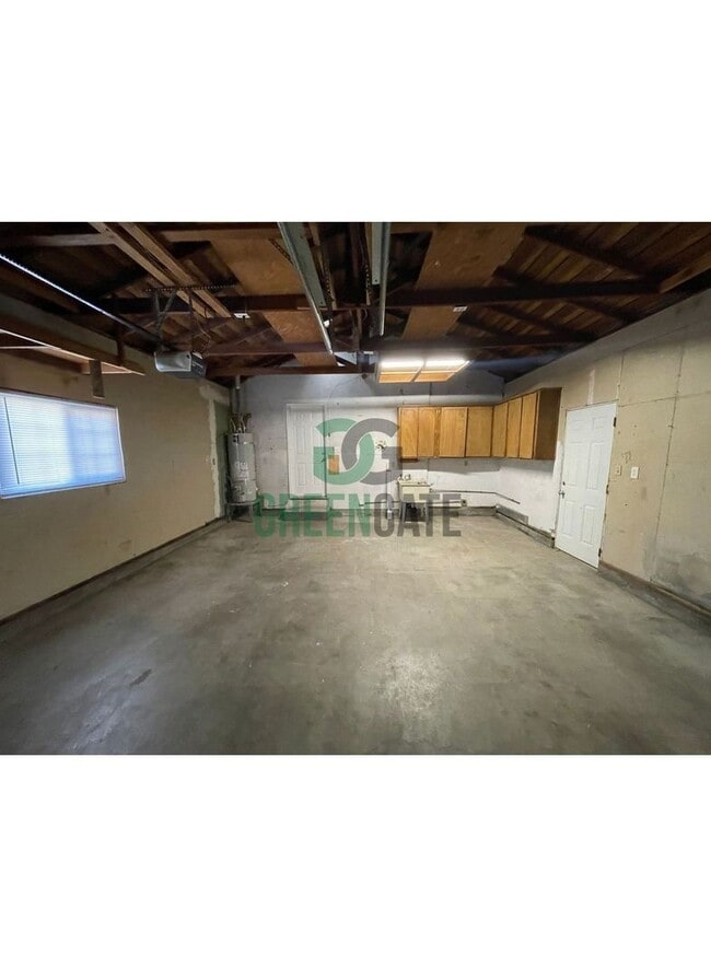 Building Photo - BEAUTIFUL 3 BEDROOM 2 BATH HOME MOVE IN RE...