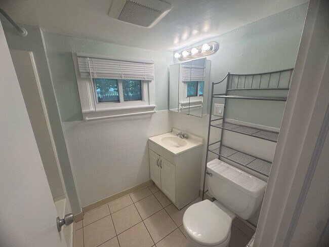 Building Photo - Charming Two-Bedroom Home Awaits!